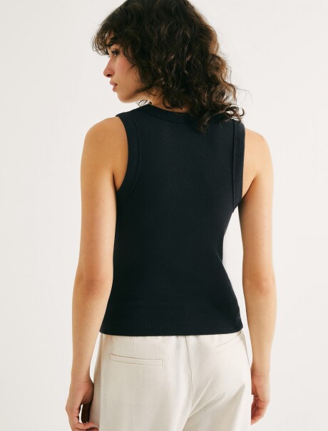 MUSCULOSA EN TELA ACANALADA Y CUELLO U NEGRO