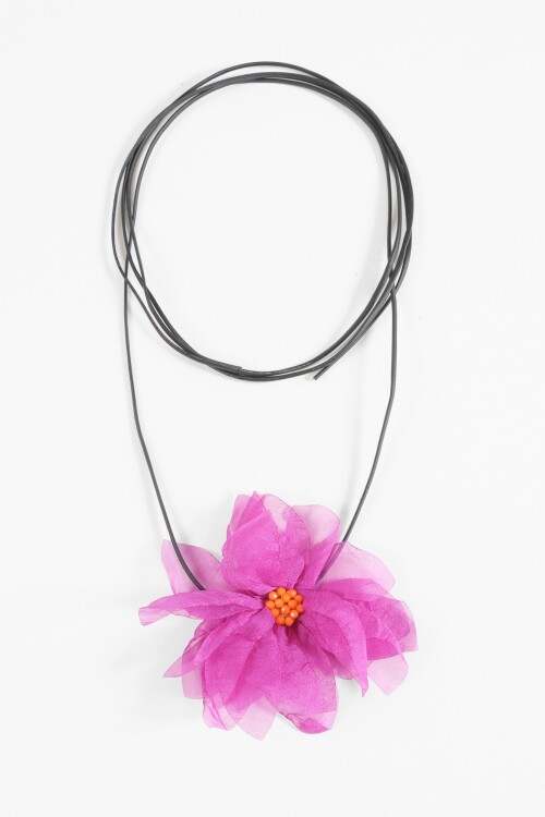 Collar cordón flor petálos mostacilla fucsia