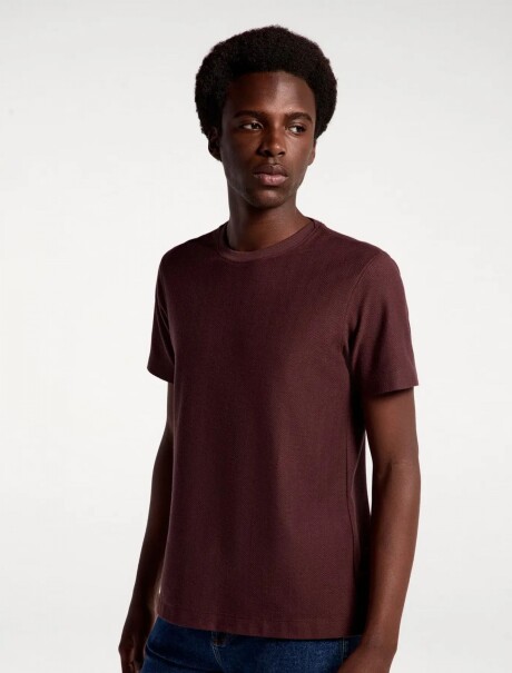 CAMISETA TEXTURIZADA EN TEJIDO DE PUNTO BORDEAUX