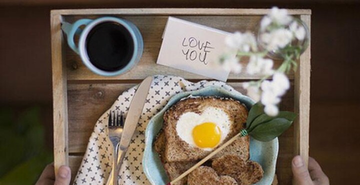 Si quieres que tu pareja te sorprenda con un desayuno en la cama, compártele este post