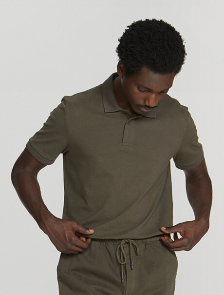 CAMISETA BÁSICA CON CUELLO VERDE MUSGO