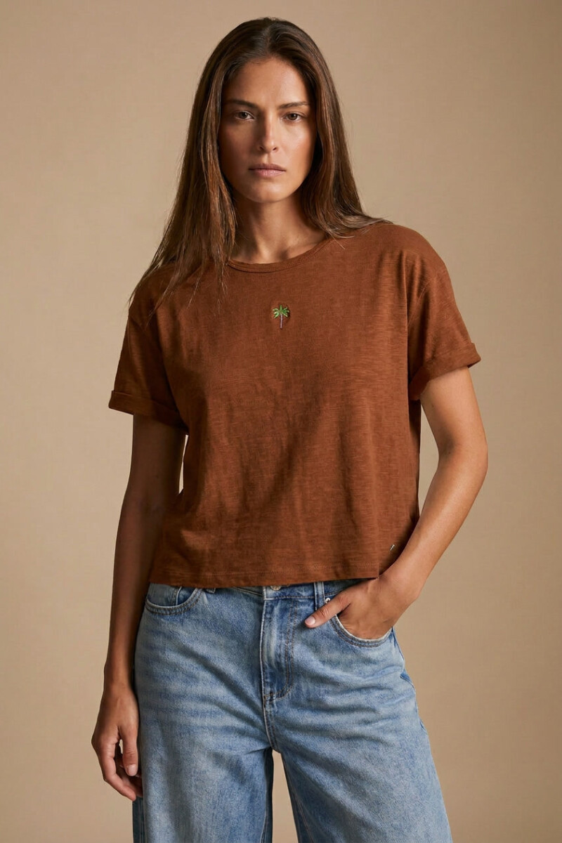 Remera Bordada Chocolate