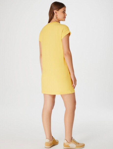 VESTIDO CORTO BÁSICO TEXTURIZADO AMARILLO
