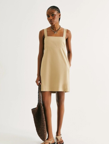 VESTIDO CORTO CON ESCOTE CUADRADO BEIGE