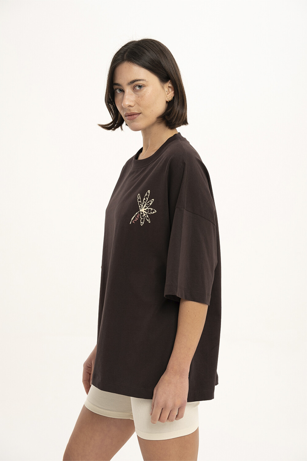 Remera Pulau Flowers Marrón