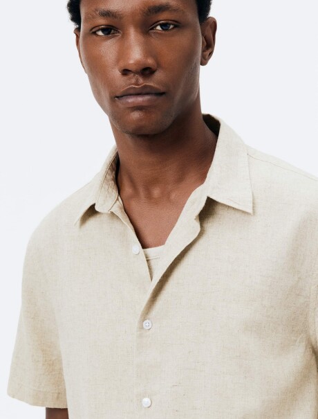 CAMISA DE MANGA CORTA DE CORTE AJUSTADO CON TEJIDO DE LINO. BEIGE