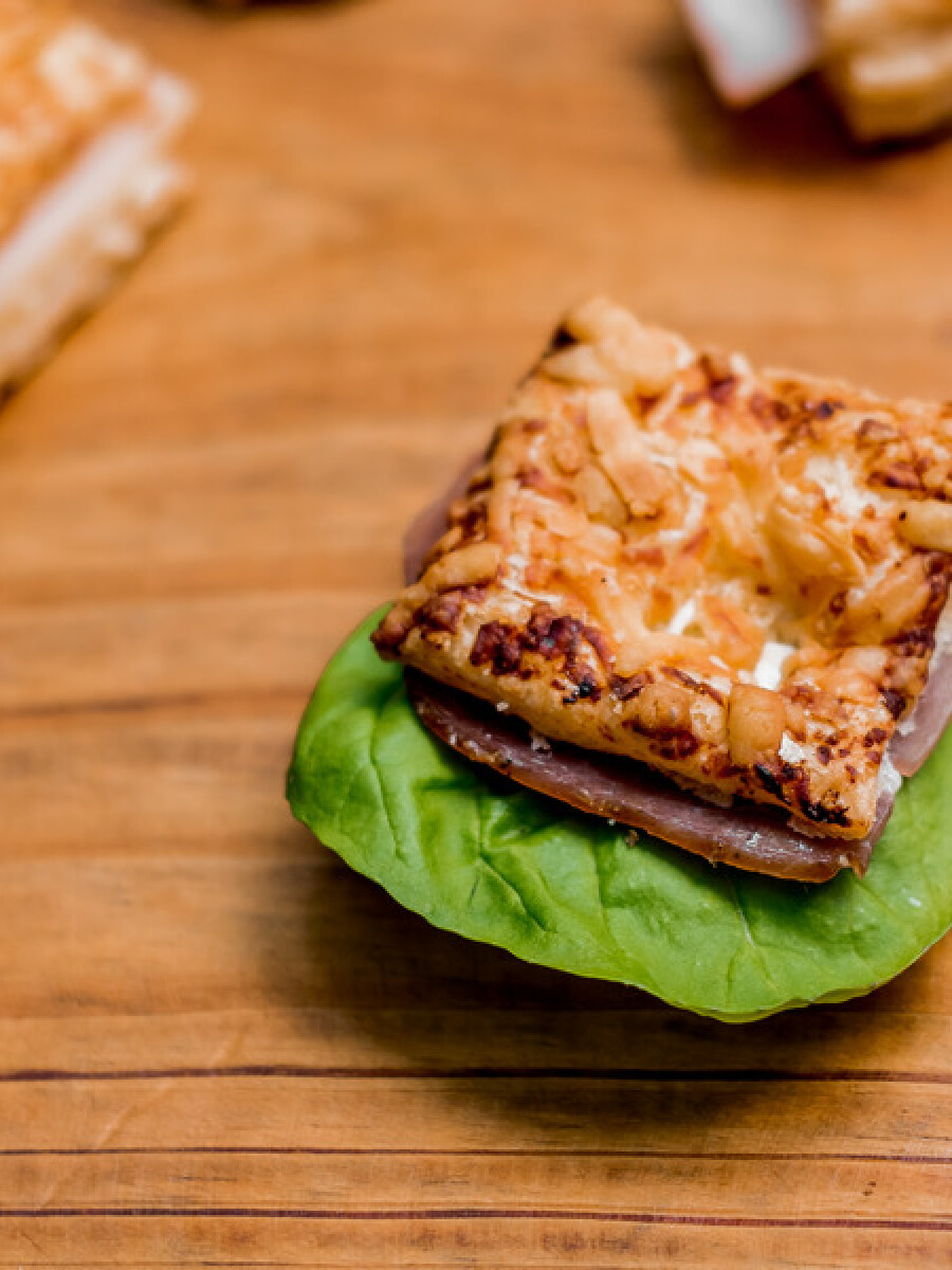 Quesetto de bondiola, rúcula y queso crema Quesetto de bondiola, rúcula y queso crema