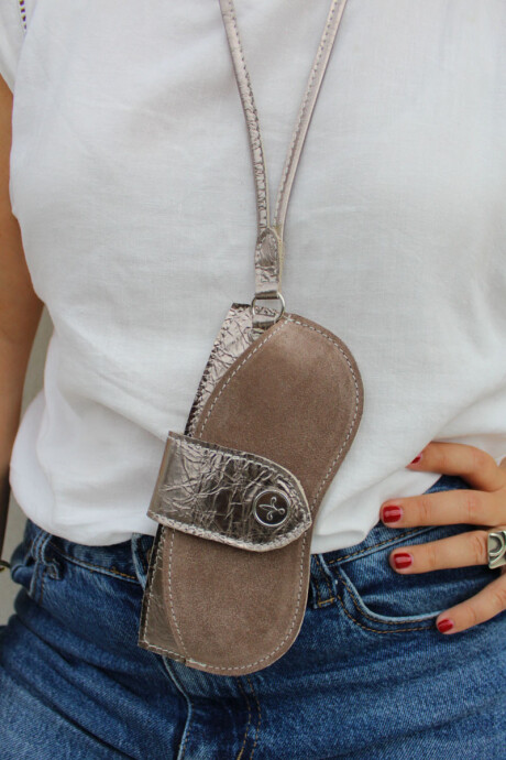 Cuelga lentes LIS Visón