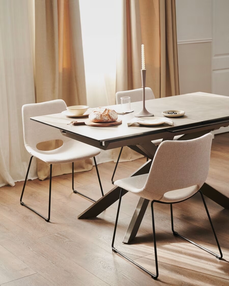 Silla Zahara beige y patas de acero con acabado negro Silla Zahara beige y patas de acero con acabado negro