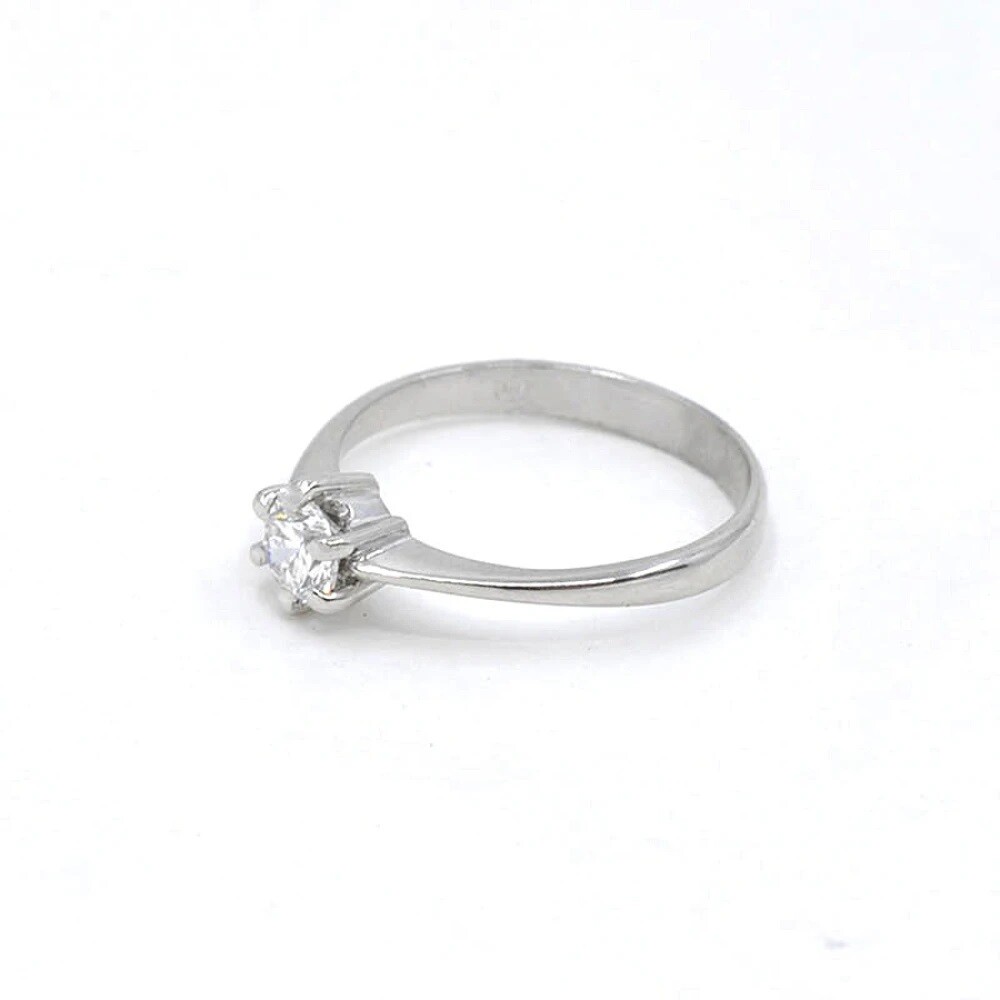 Anillo solitario en platino y brillante Anillo solitario en platino y brillante