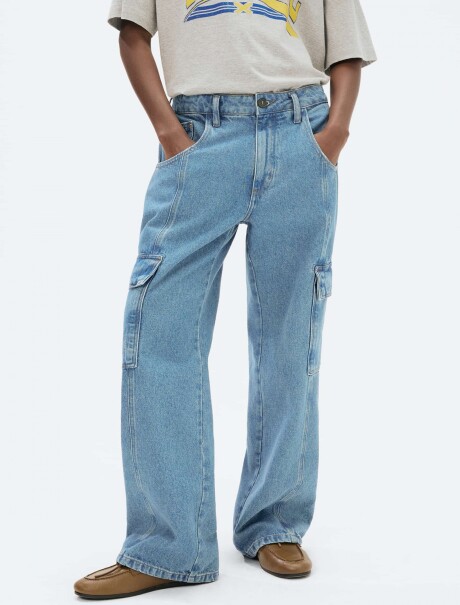 PANTALÓN DE JEAN TIPO CARGO AZUL