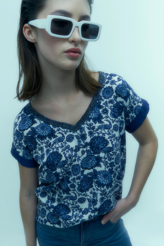 Blusa escote en V frente estampado azul marino