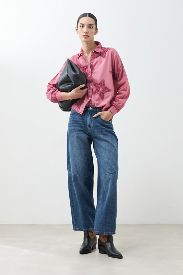 Camisa con estrellas aplicadas fucsia