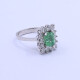 Anillo oro 18 k blanco con esmeralda central y brillantes. Anillo oro 18 k blanco con esmeralda central y brillantes.
