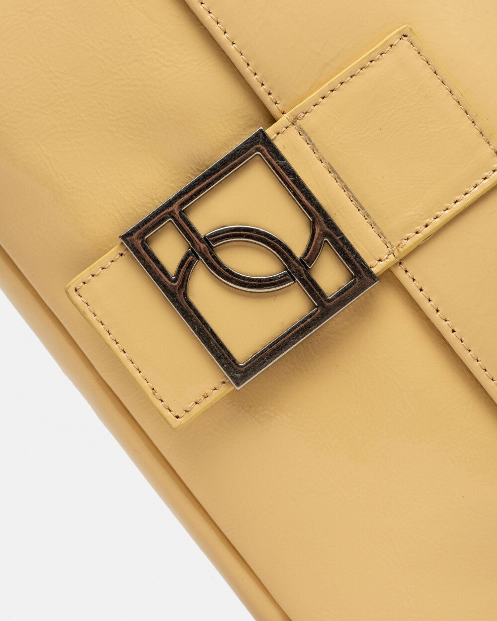 Cartera al hombro Signature en cuero charol Vainilla