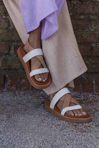 SANDALIA CRUZ SS23 Blanco Y Tos