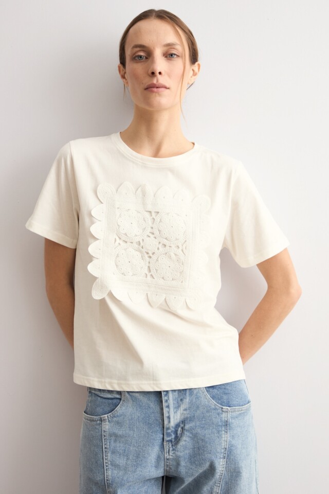 Remera aplique de crochet crudo