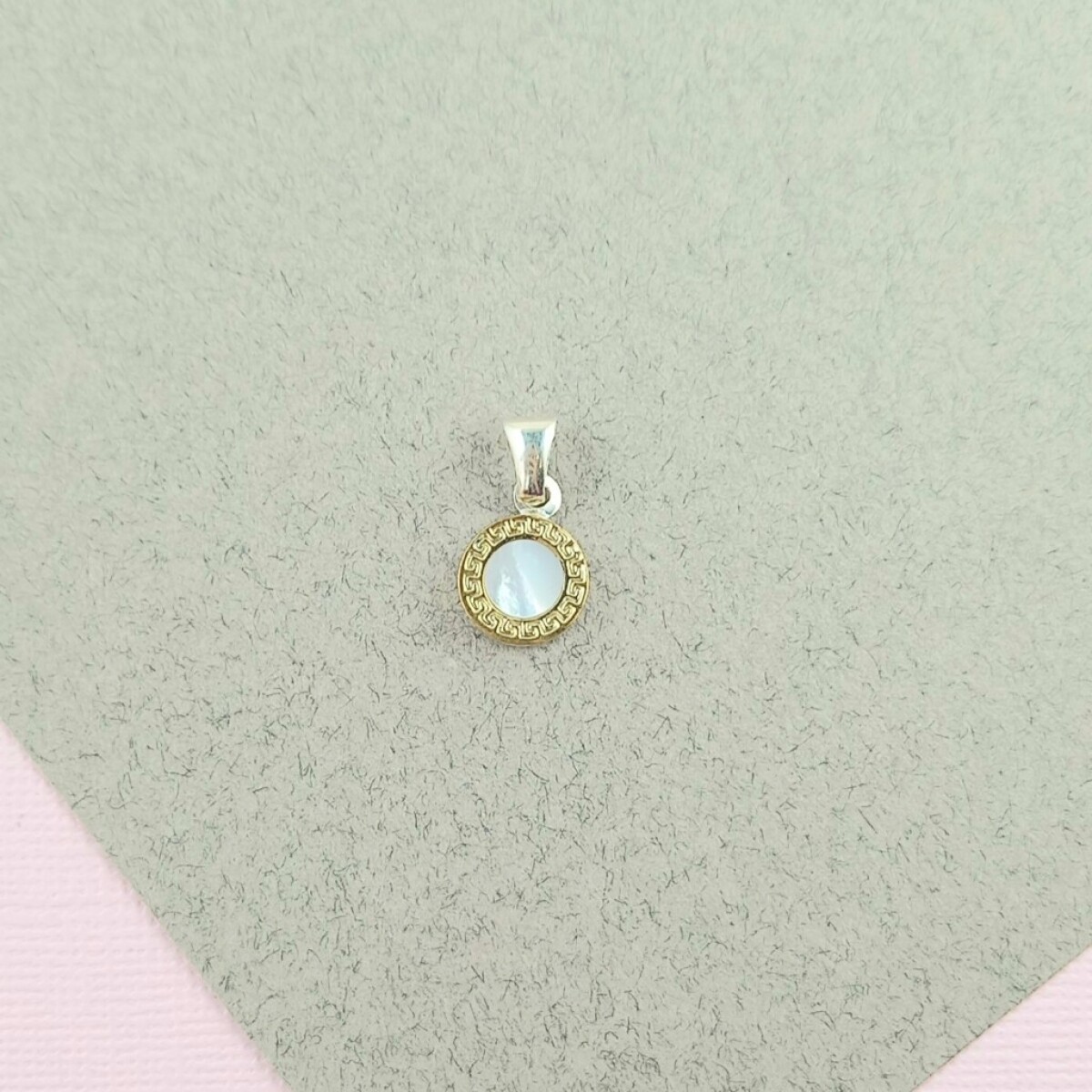 Colgante de plata 925 con nácar y guarda griega en double de oro 18 ktes - Diámetro 1 cm 