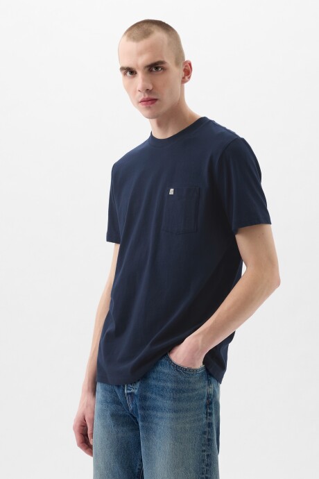 Remera Con Bolsillo Logo Gap Hombre Tapestry Navy