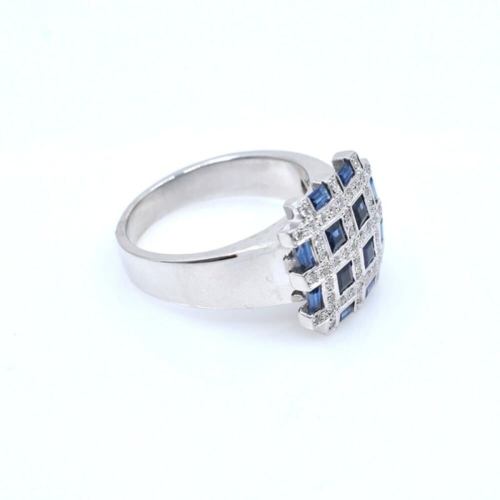 Anillo en oro 18k blanco, brillantes y zafiros. Anillo en oro 18k blanco, brillantes y zafiros.
