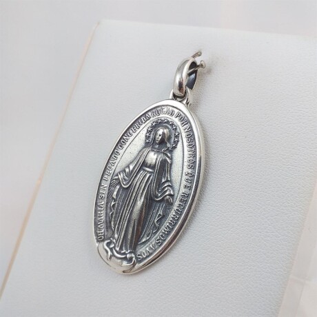 Medalla religiosa de plata 925, Virgen Milagrosa, medidas alto 39mm, ancho 24mm. Medalla religiosa de plata 925, Virgen Milagrosa, medidas alto 39mm, ancho 24mm.