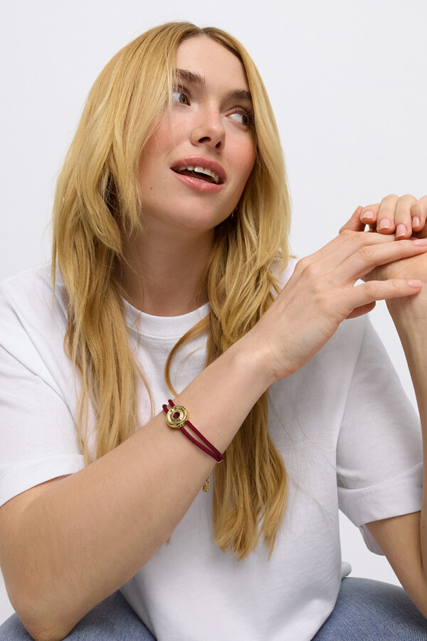 PULSERA DE CUERO DOBLE ROJA CON DETALLE DE OJO EN ALEACIÓN DE METALES BAÑADO EN ORO 18K Y CRISTAL Pulsera