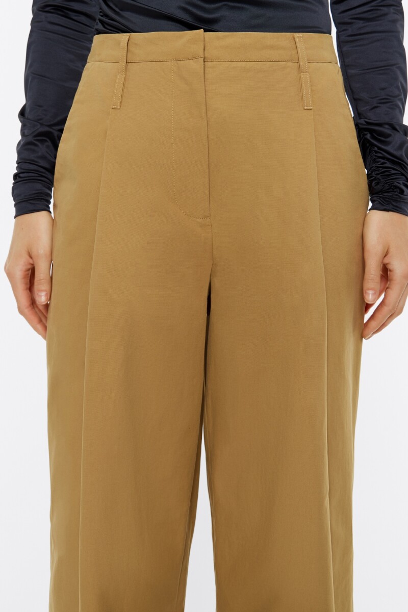PANTALÓN PINZAS Caramelo