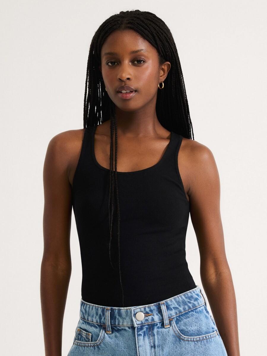 MUSCULOSA BÁSICA EN TELA ACANALADA - NEGRO 