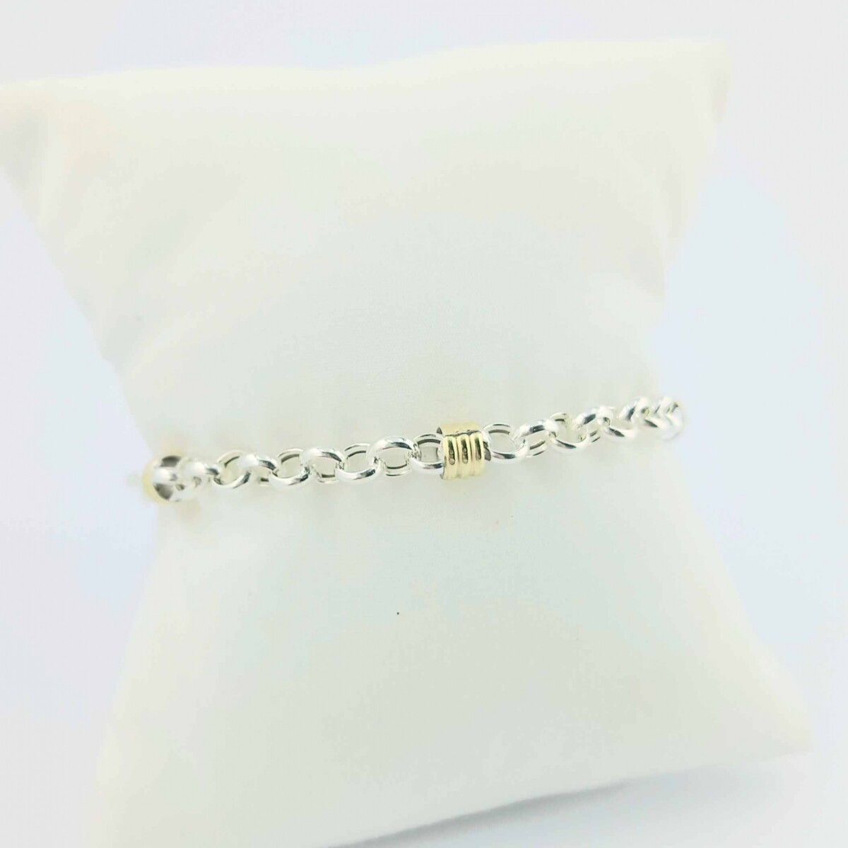 Pulsera de plata 925, modelo rolo con 3 apliques en double de oro 18 ktes y cierre marinero. 