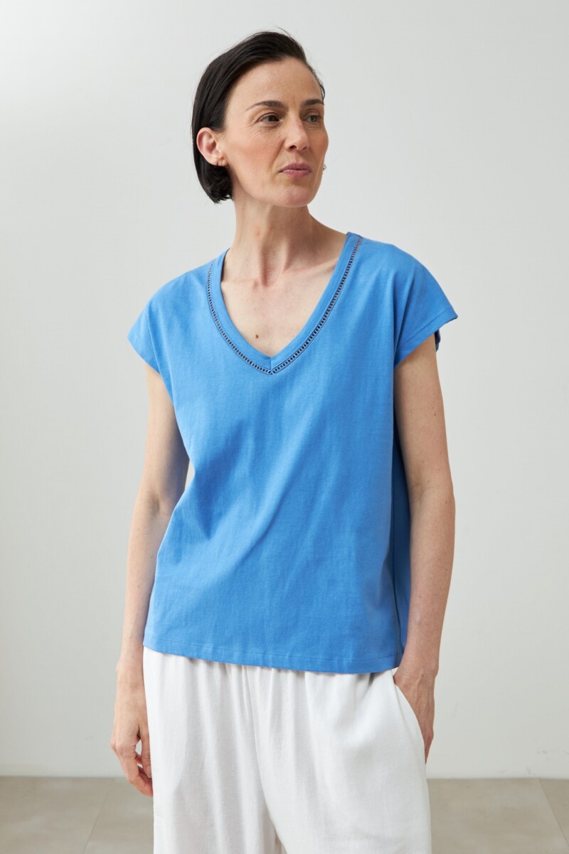 Remera con detalle trenza azul regata