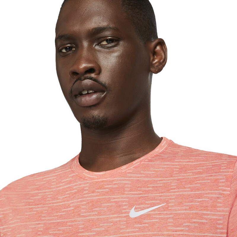 Remera- NIKE M NK DF RUN DVN BRNOT MILER SS MAGIC EMBER/(REFLEC de Hombre - DD4594-814 Coral