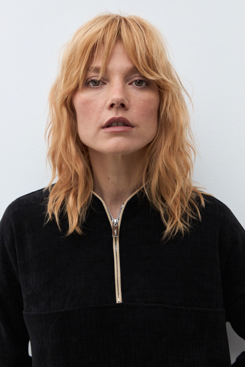 Sweater acanalado con cierre negro