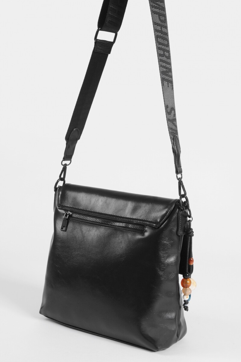 Bandolera con tapa y hebillas cuero vegano negro