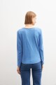 Remera con botones en escote azul claro