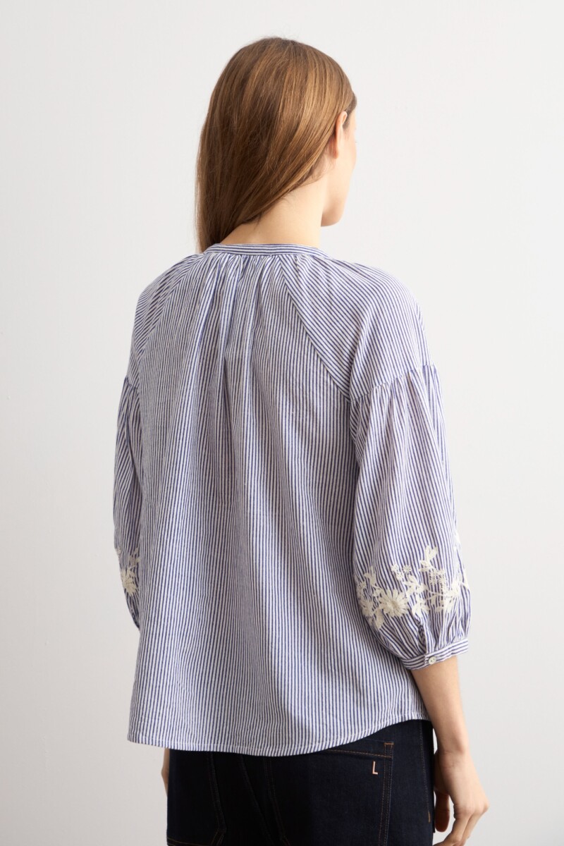 Blusa rayada con bordados celeste