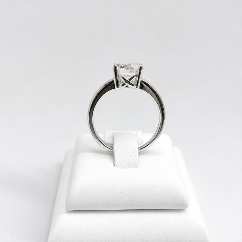 Anillo solitario con Zirconia grande engarce en cuatro puntas Anillo solitario con Zirconia grande engarce en cuatro puntas