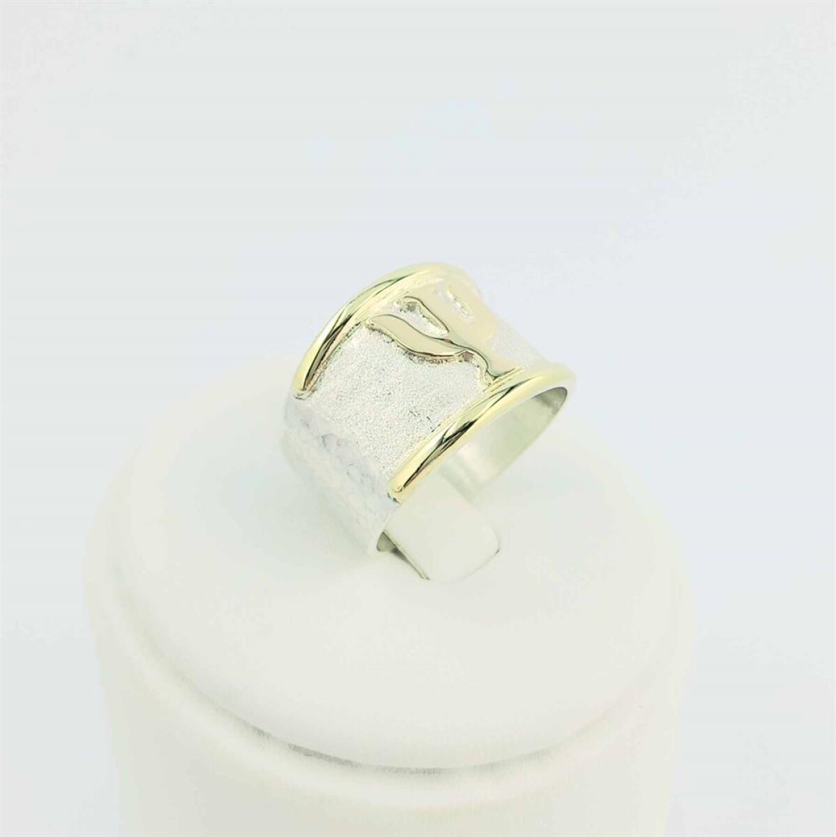 Anillo martillado en plata 925 y oro 10 ktes. LOGO DE PROFESIONAL. 