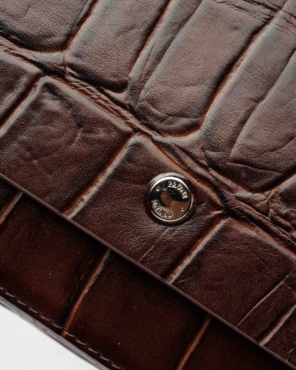 Bandolera Menorca En Cuero Grabado Croco Marron