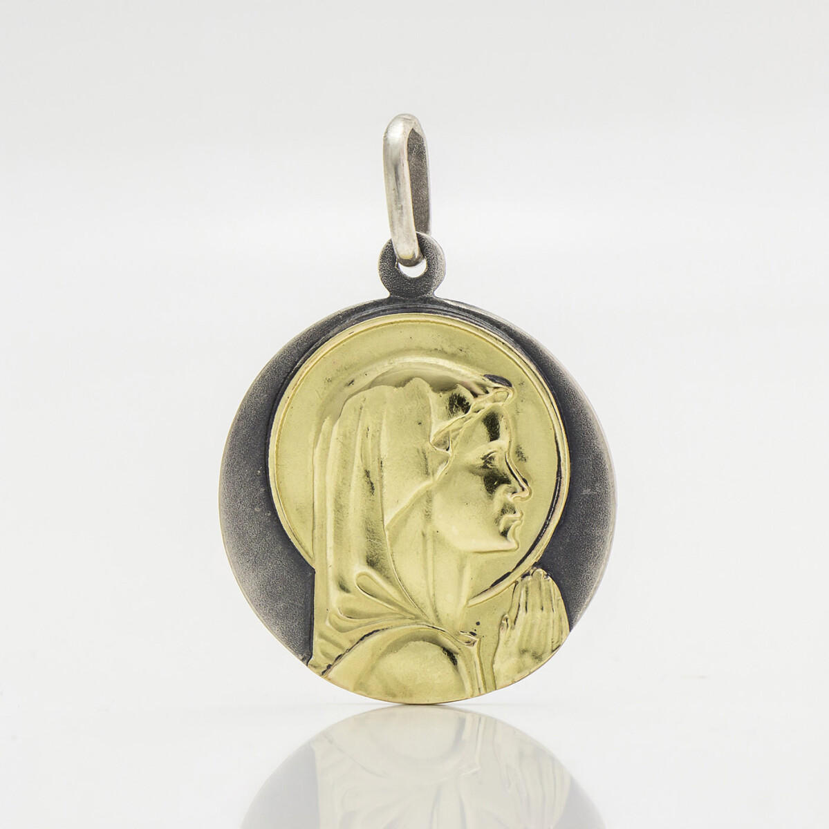 Medalla religiosa virgen niña de plata 900 y oro 18k., 3cm. 