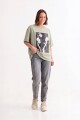 Remera m/c estampada colección Editorial VERDE OLIVA