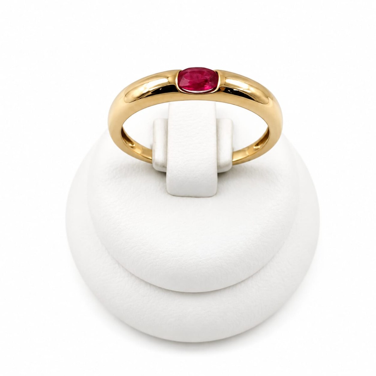 Anillo estilo cartier en oro 9Kt. con Rubi 