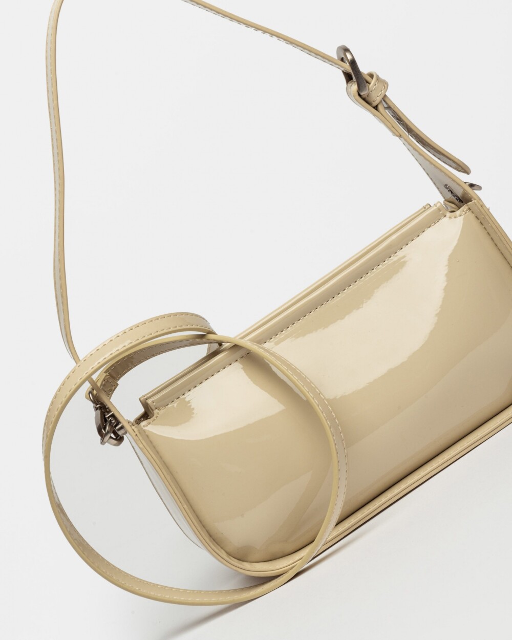 Cartera al hombro Leaf en efecto cuero charol Natural