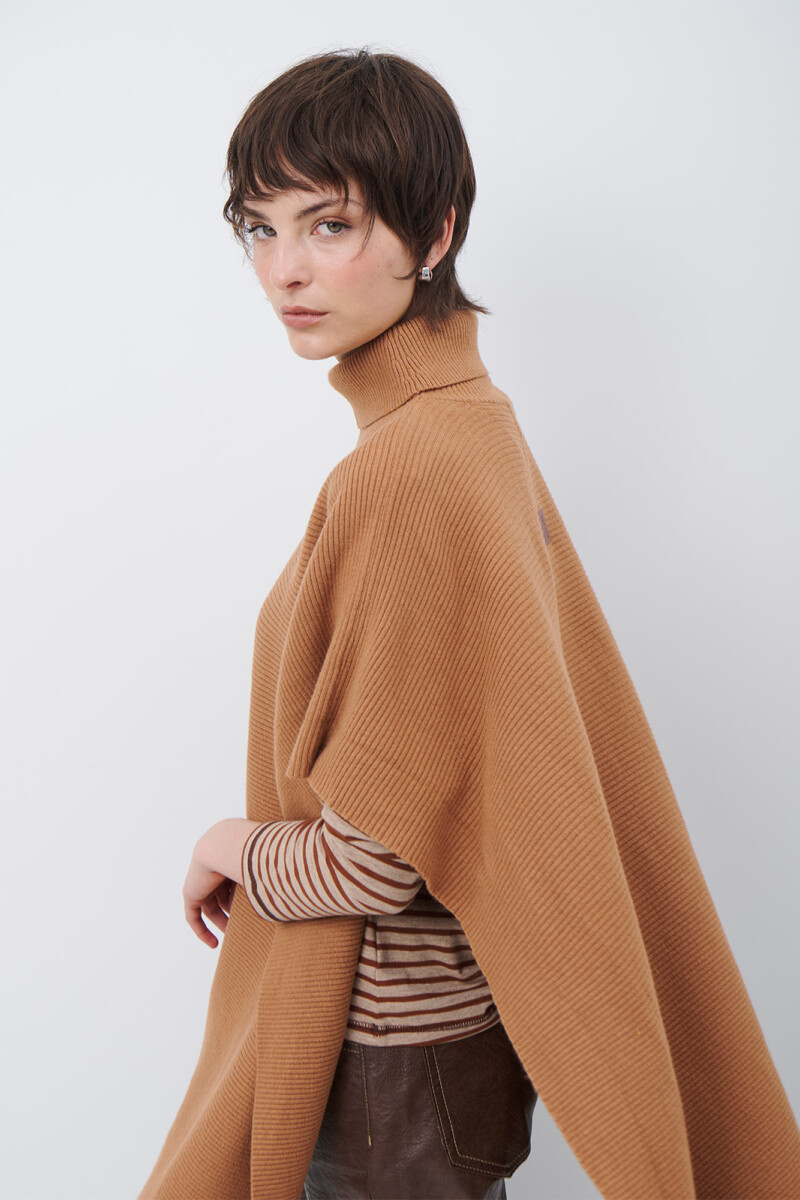 PONCHO ROMPEVIENTO CARAMELO