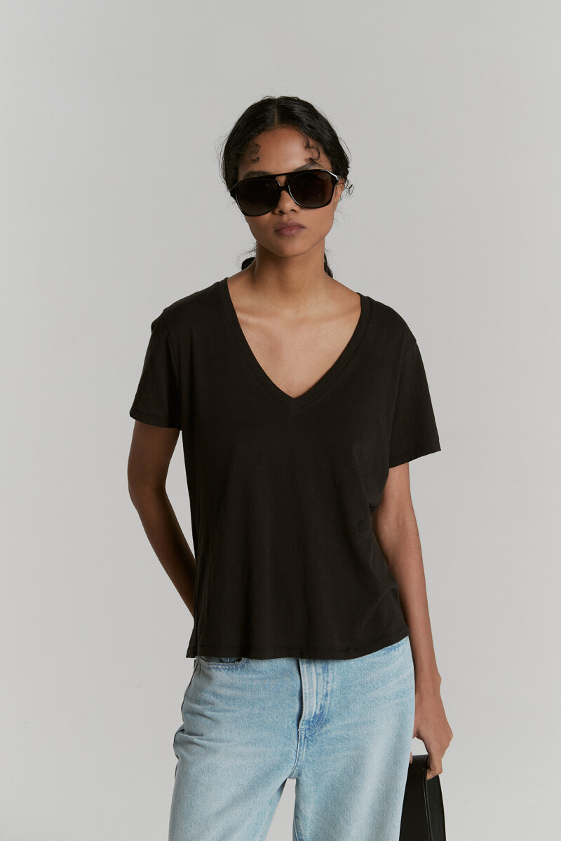 REMERA V ANTELOPE Negro