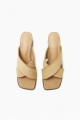 Sandalia cruzada con taco beige
