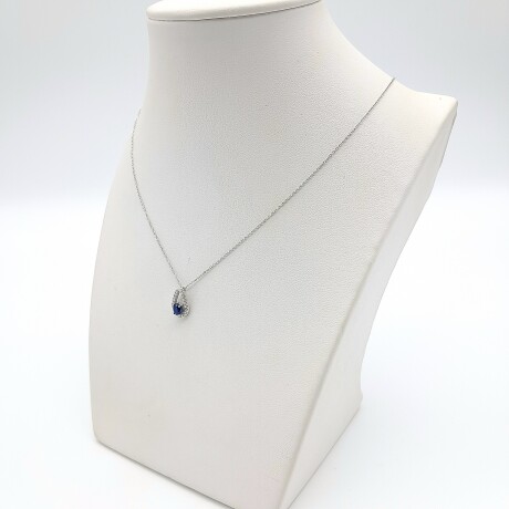 Conjunto de cadena y colgante de oro 18 ktes gris con brillante y zafiro azul. Conjunto de cadena y colgante de oro 18 ktes gris con brillante y zafiro azul.