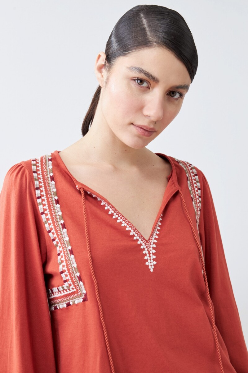 Remera boho con bordados lacre