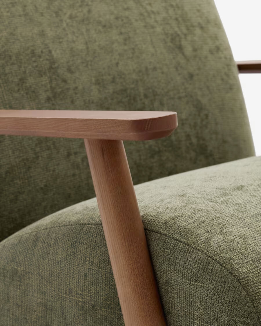 Butaca Meghan de chenilla de chenilla verde y madera maciza de fresno con acabado nogal FSC Mix Credit