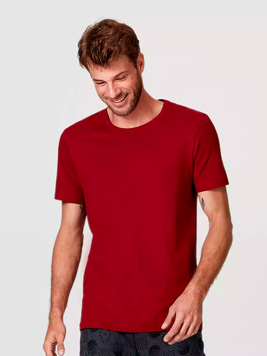 CAMISETA BÁSICA UNISSEX REGULAR WORLD - BORDÓ 