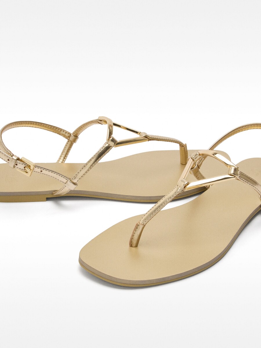 Sandalias Planas Con Tiras Y Detalle Metálico dorado
